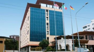 Façade extérieure avec panneaux solaires