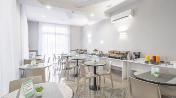 Tavoli allestiti per la colazione