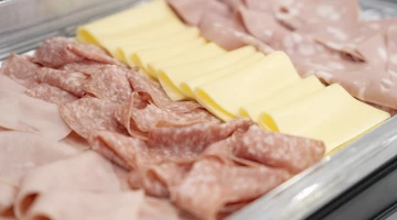 Buffet di salumi affettati