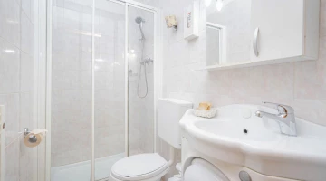 Bagno con box doccia