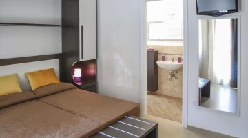 Double room with private bathroom