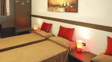 Triple room with three single beds