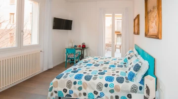 Piazza Malpighi room with private balcony
