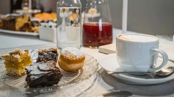 Petit-déjeuner avec variété de desserts