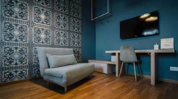 Chambre standard avec bureau et télévision à écran plat