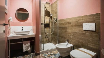 Salle de bain avec cabine de douche