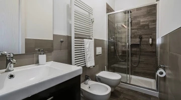 Salle de bain avec grande cabine de douche