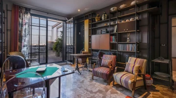 Salon commun avec tables et fauteuils