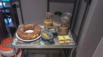Desserts faits maison et variété de céréales pour petit-déjeuner