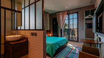 Chambre double avec terrasse et salle de bain en suite
