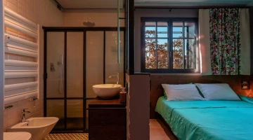 Salle de bain avec grande cabine de douche