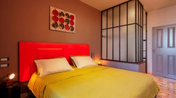 Chambre double avec mobilier moderne