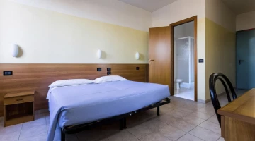 Double bedroom with en-suite bathroom