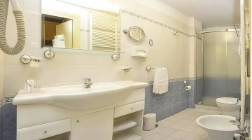 Private facilities with shower box