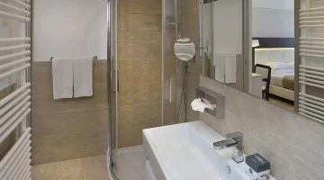 Privates Badezimmer mit Duschkabine