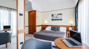 Schlafzimmer mit Doppelbett und Kleiderschrank