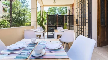 Tables dressées pour le petit déjeuner en terrasse