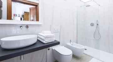 Salle de bain avec grande cabine de douche