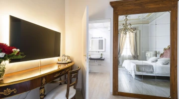 Chambre double avec TV et salle de bain privée