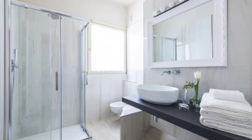 Salle de bain avec cabine de douche