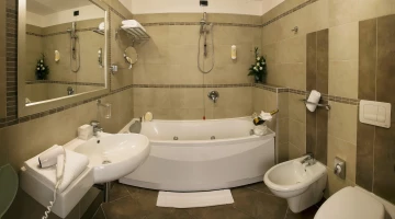 Badezimmer mit Hydromassage in der Junior Suite