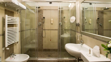Badezimmer mit großer Dusche im Superior-Zimmer