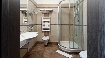 Badezimmer mit Duschkabine Standardzimmer