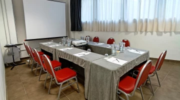 Geschäftsraum mit Tischanordnung
