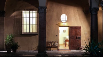 Night view of the entrance to Antica Casa Zucchini