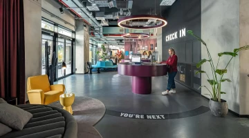 Hall con reception h24 e postazioni self check-in