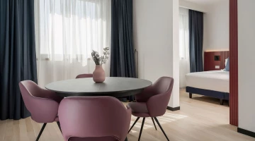 Smart suite with lounge area
