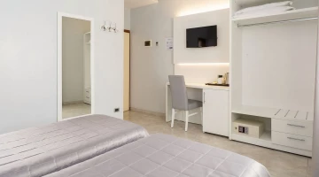 Twin room with desk and safe