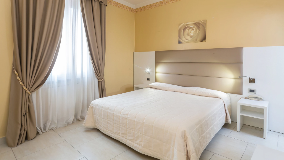 Double room with telephone