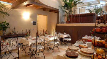 Breakfast room with mezzanine