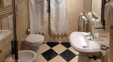 Private bathroom with shower box
