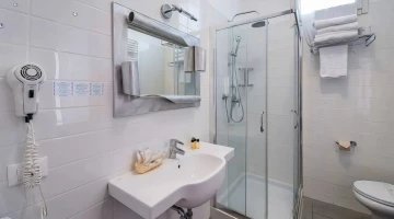 Salle de bain avec cabine de douche