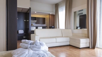 Living area and kitchenette of the junior suite