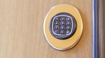 Entrance with electronic lock