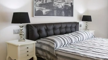 Chambre meublée de façon moderne