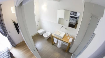Salle de bain avec cabine de douche