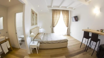 Chambre double avec balcon et TV