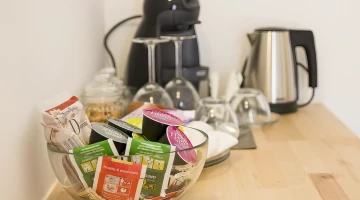 Bouilloire et machine à café dans la chambre
