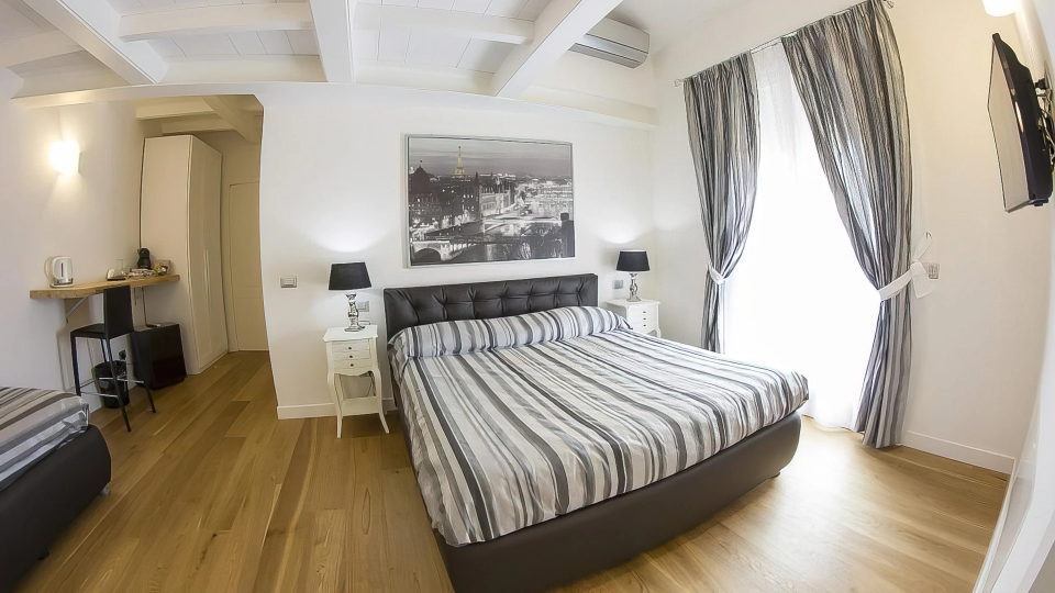 Chambre avec balcon et coin repas