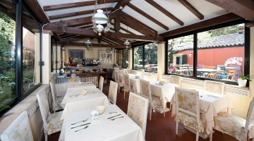 Breakfast room with buffet