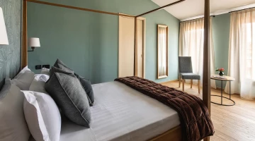 Deluxe room with canopy bed