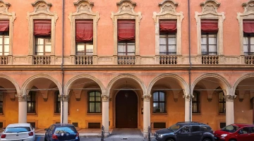 Fassade des Alcina-Palastes