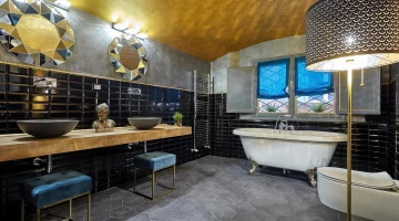 Großes Badezimmer mit Badewanne