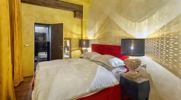 Schlafzimmer mit Doppelbett