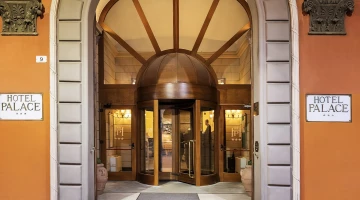 Hotel palace bologna entrance