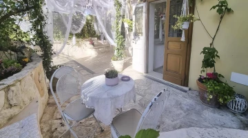 Garden furnished with tables